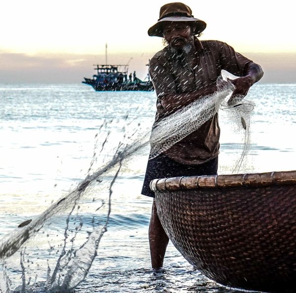 Рыбак с сетью