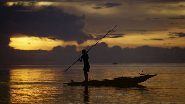 Человек в лодке на закате