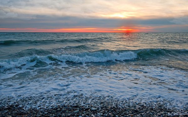 Морская волна у берега