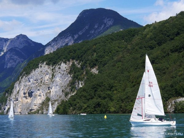 Парусник и горы