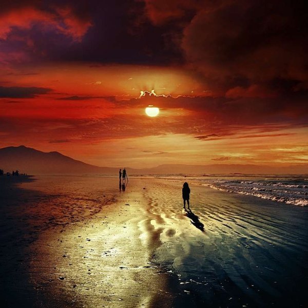 Девушка идет по песку