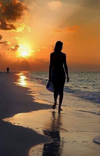 Девушка провожает корабль