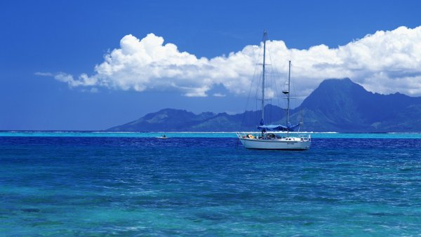 Вид с яхты на остров