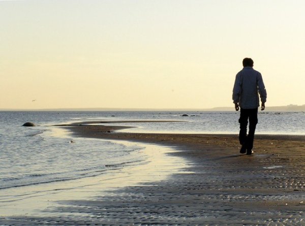 Одинокий человек у моря