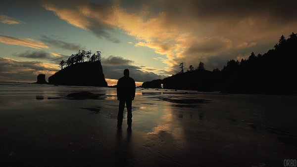 Девушка купается в море на закате