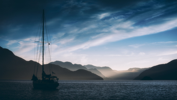 Море парусник горы