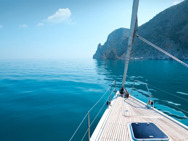 Яхта на берегу океана