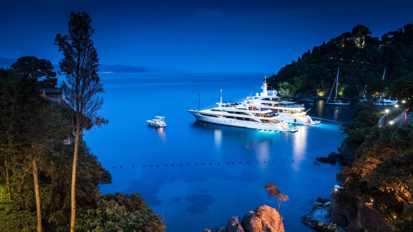 Лодка с парусом в море