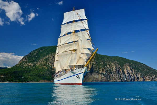 Дом на скале в море