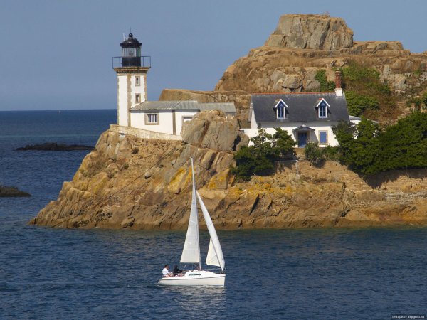 Парусник в море