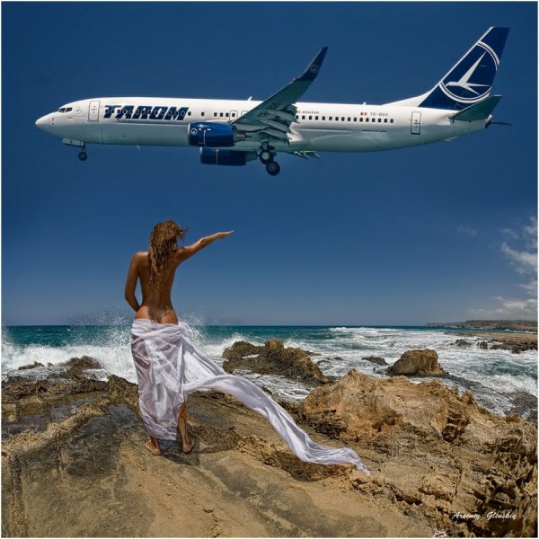 Самолет на фоне моря