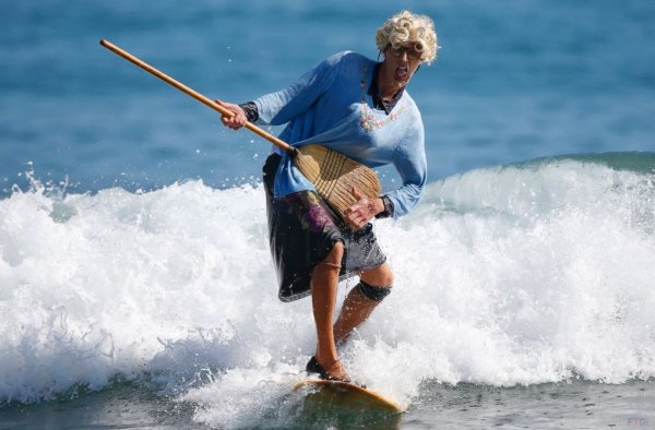 Старушка на берегу моря