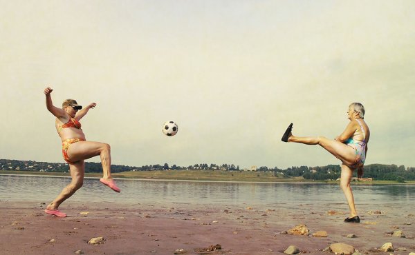 Пожилая женщина на берегу моря