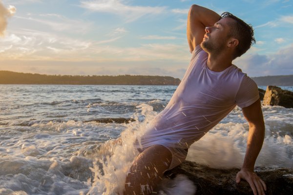 Парень на море