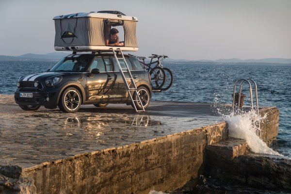 Красный кабриолет на фоне моря