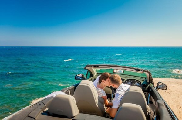 Автомобиль на берегу моря