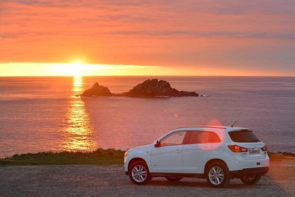 Машина едет к морю