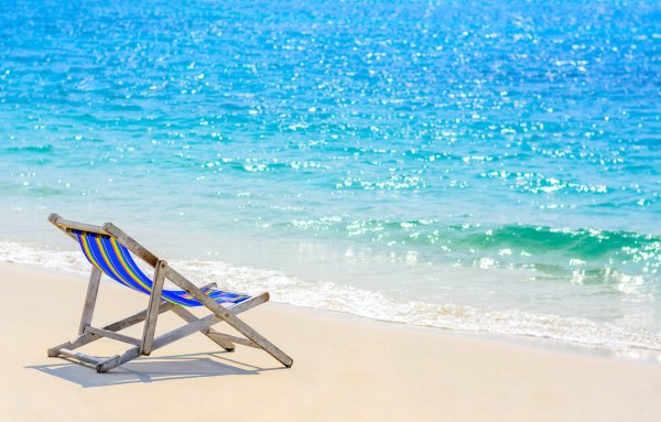 Шезлонг на берегу моря