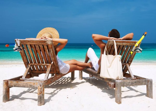 Пляжные шезлонги красивые