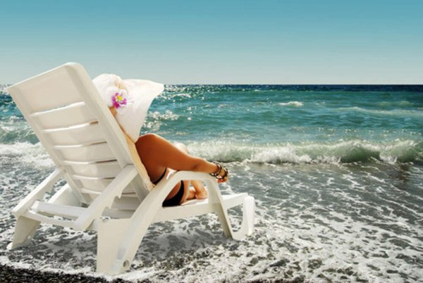 Шезлонг на море