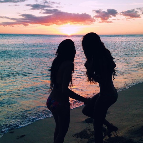 Две девочки у моря