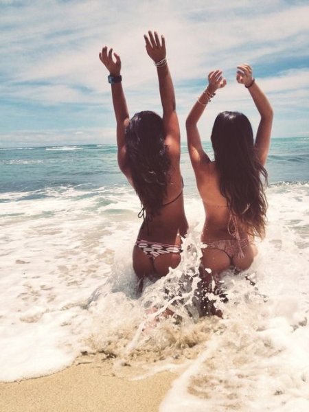 Две подруги на море