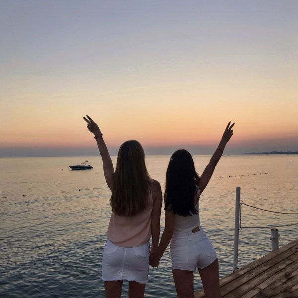 Две подруги на закате на море