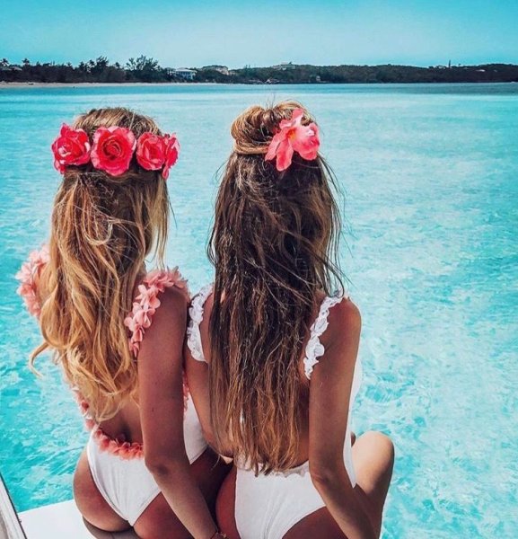 Подруги на море