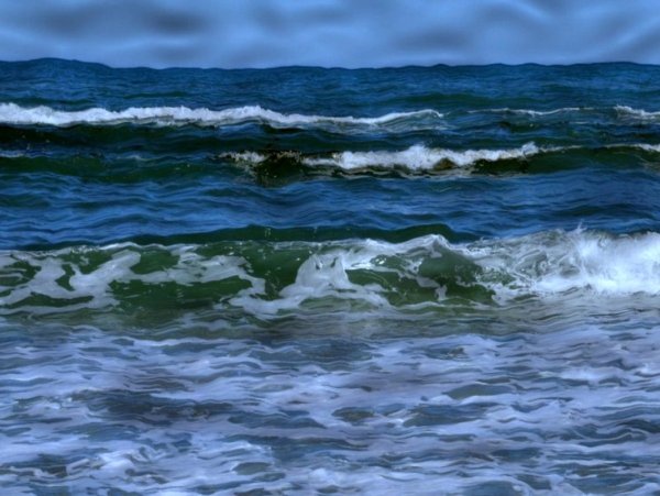 Девушка в волнах моря