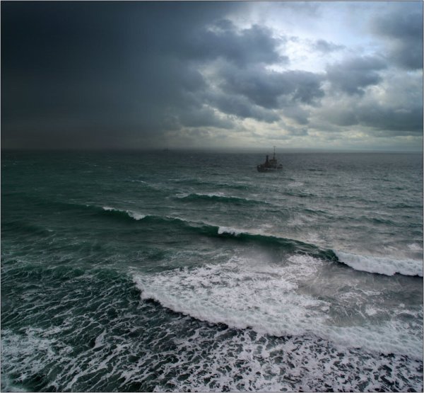 Девушка море шторм