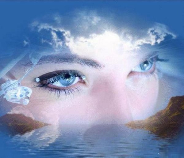 Девушка на море со спины