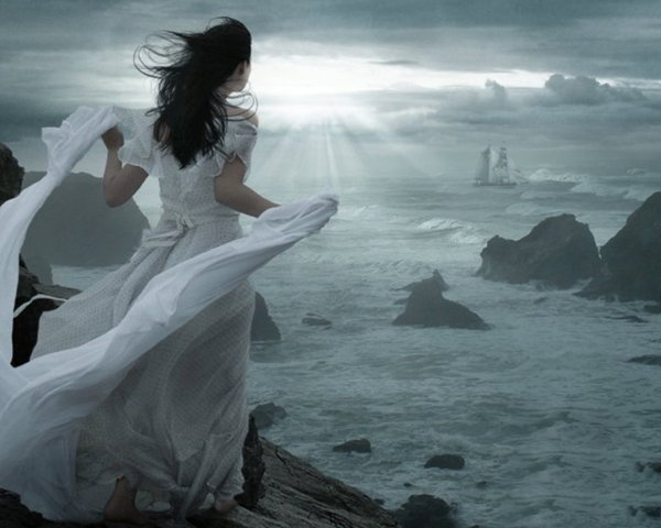 Девушка у моря задумалась