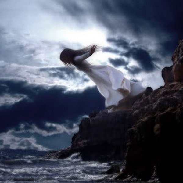 Плачущая девушка под дождем