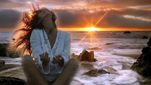 Женщины спиной у воды