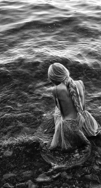 Мальчик плачет на берегу моря