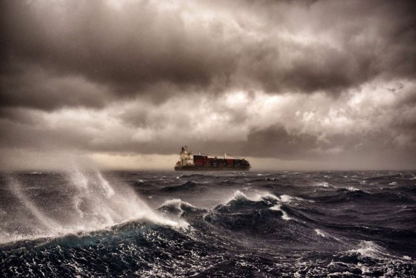 Шторм в черном море корабли шторм