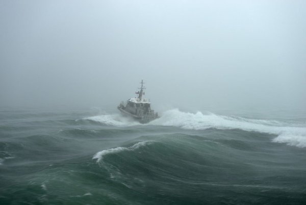 Морской шторм корабль