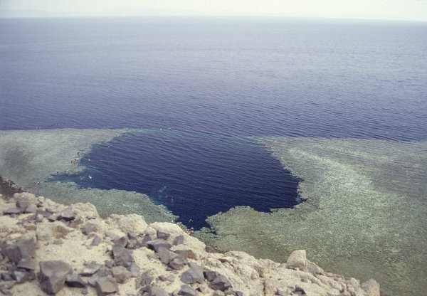 Купаться в море