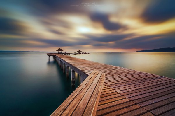 Морской причал на закате