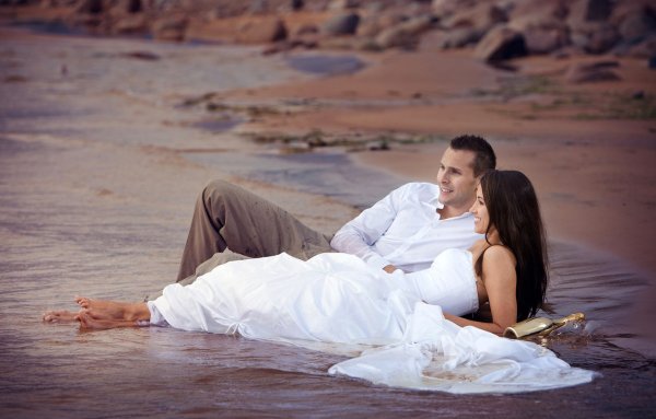 Пара на берегу моря