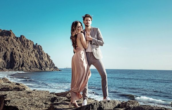 Влюбленные на берегу моря