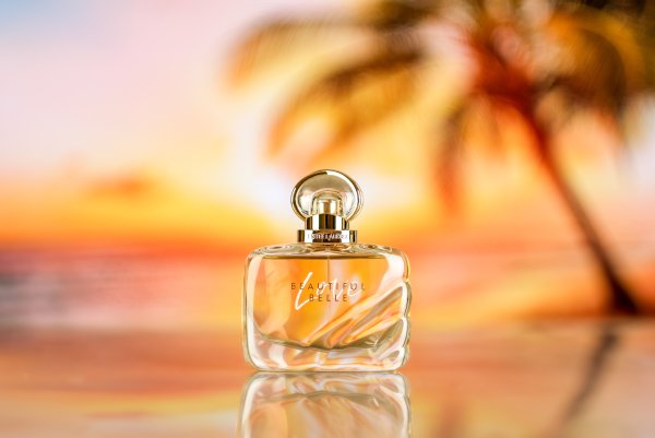 Духи на фоне моря