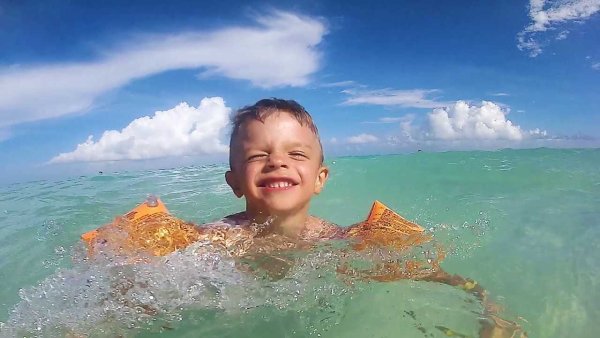 Дети купаются в море