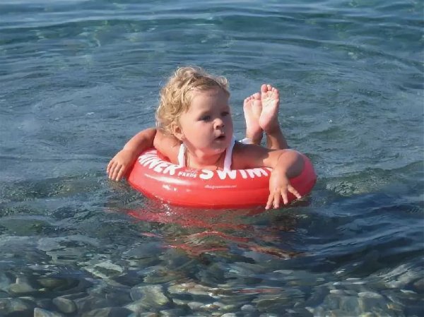 Купаться в море круг