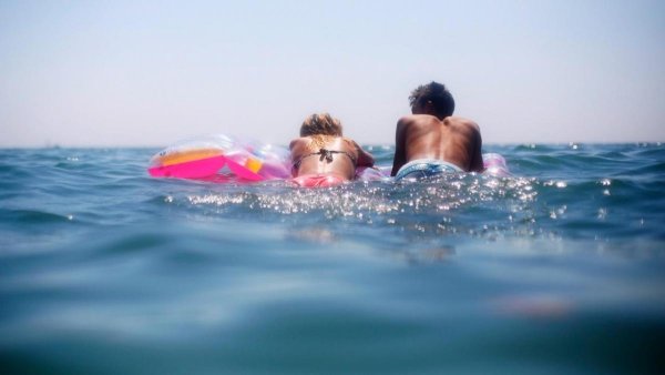 Люди купаются