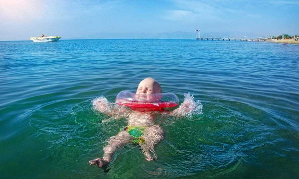 Купаться в море