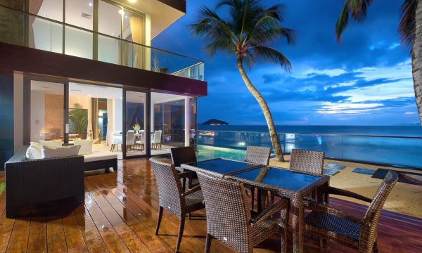 Красивая вилла на берегу моря