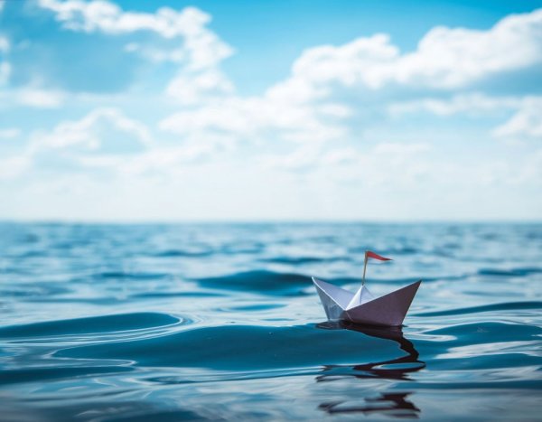 Бумажный кораблик в море