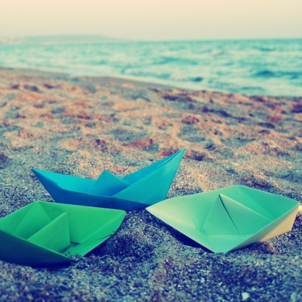 Бумажный кораблик 2560 x 1440