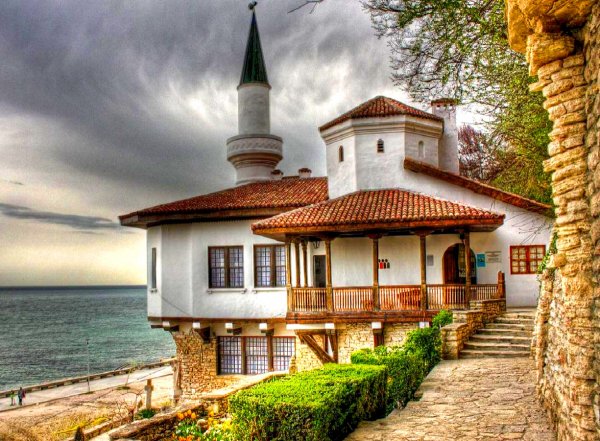 Старинный особняк у моря